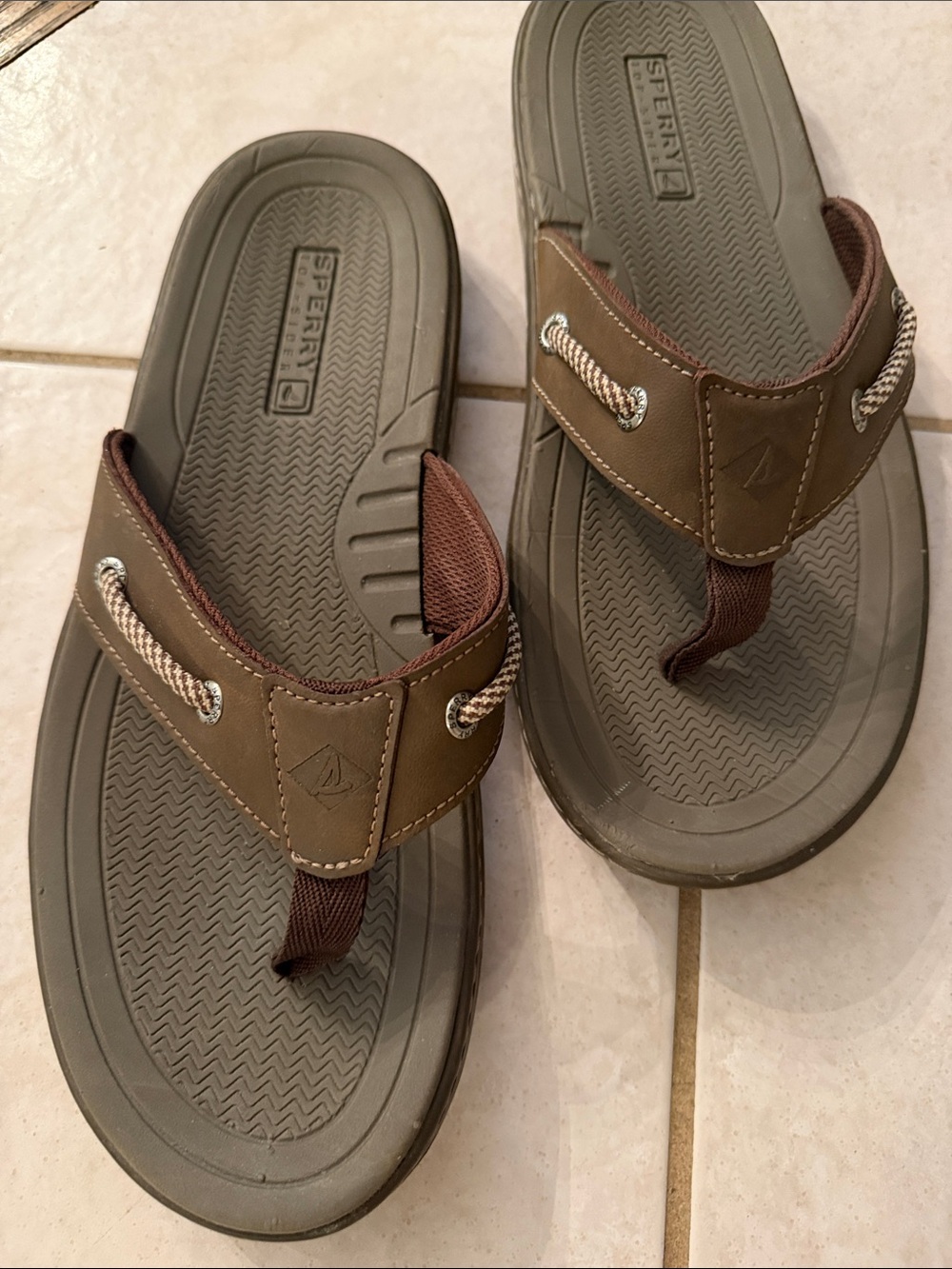 Sperry Men's Brown Leather Flip-Flop Sandals with Rope Accent - Picture 4 of 8